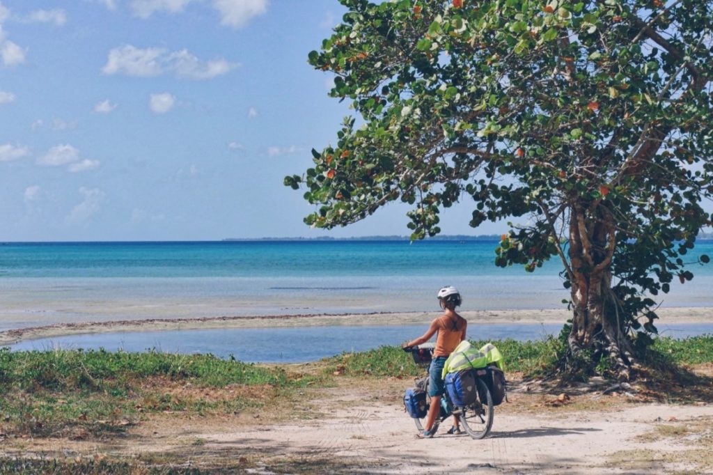 Cyclorandonneuse arrêtée devant la mer