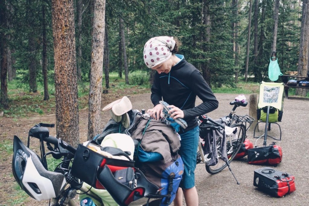 Cyclo-randonneuse chargeant son vélo