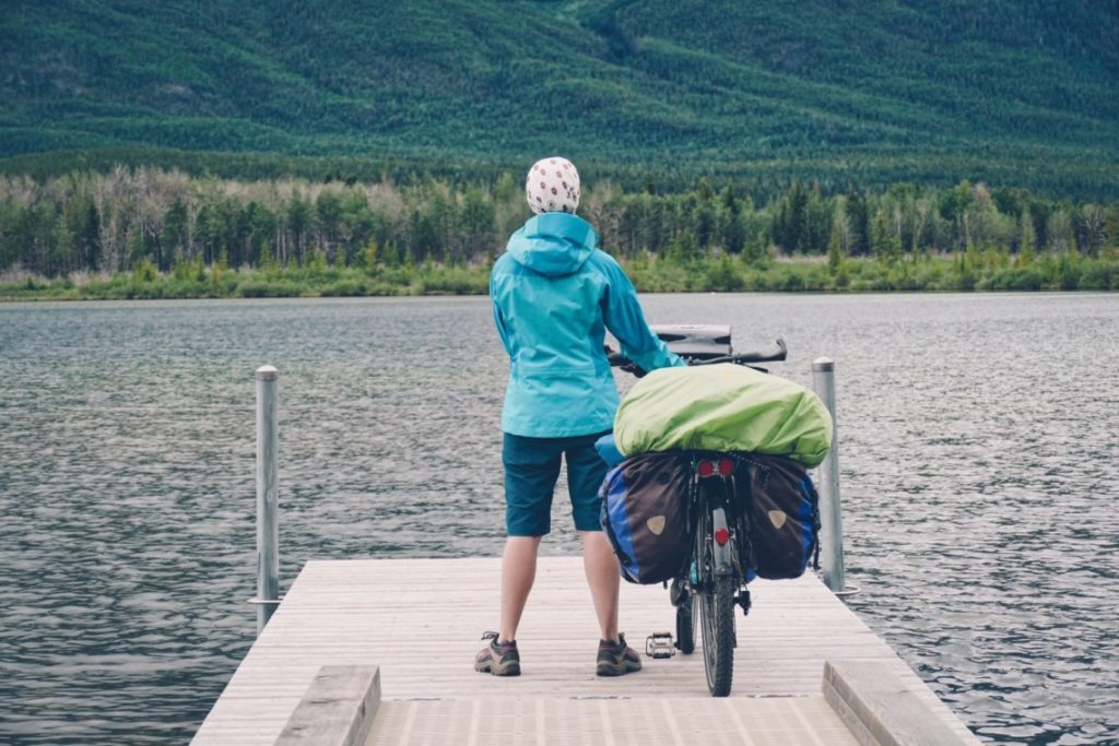 Voyageuse à vélo arrêtée près d'un lac