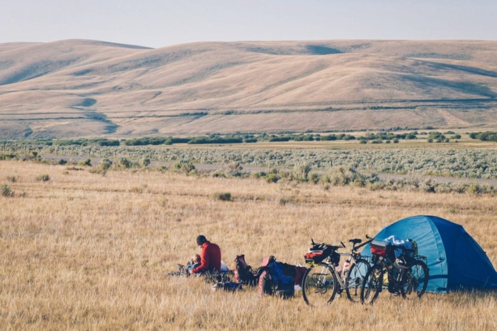 Voyageurs à vélo près de leur tente