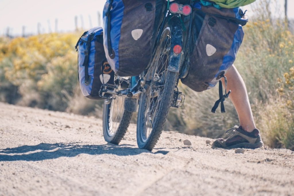 Vélo chargé avec sacoches Ortlieb avant et arrières