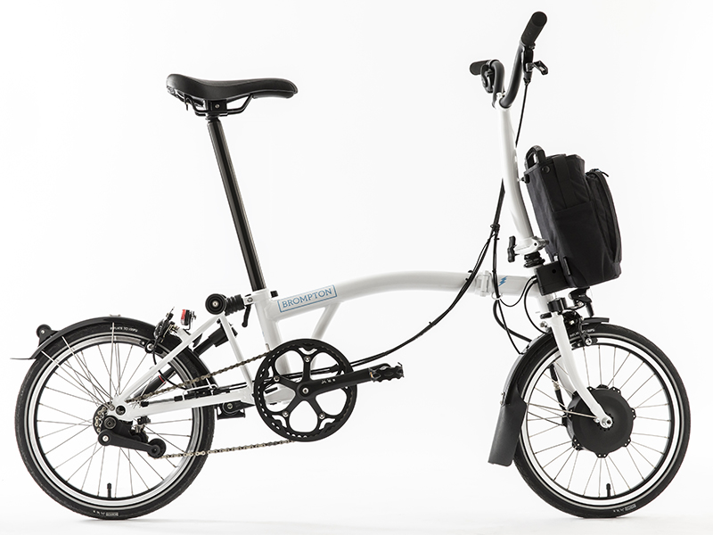 Cyclistes soulevant leur Brompton électrique