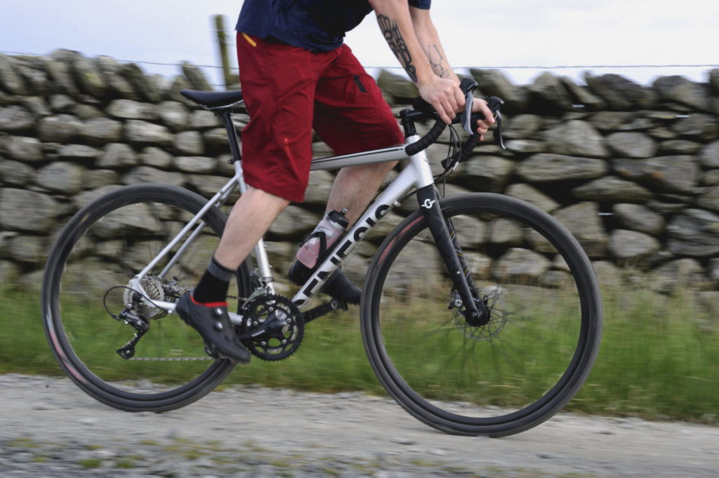 Vélo Genesis CDA 2018 avec un homme dessus en danseuse