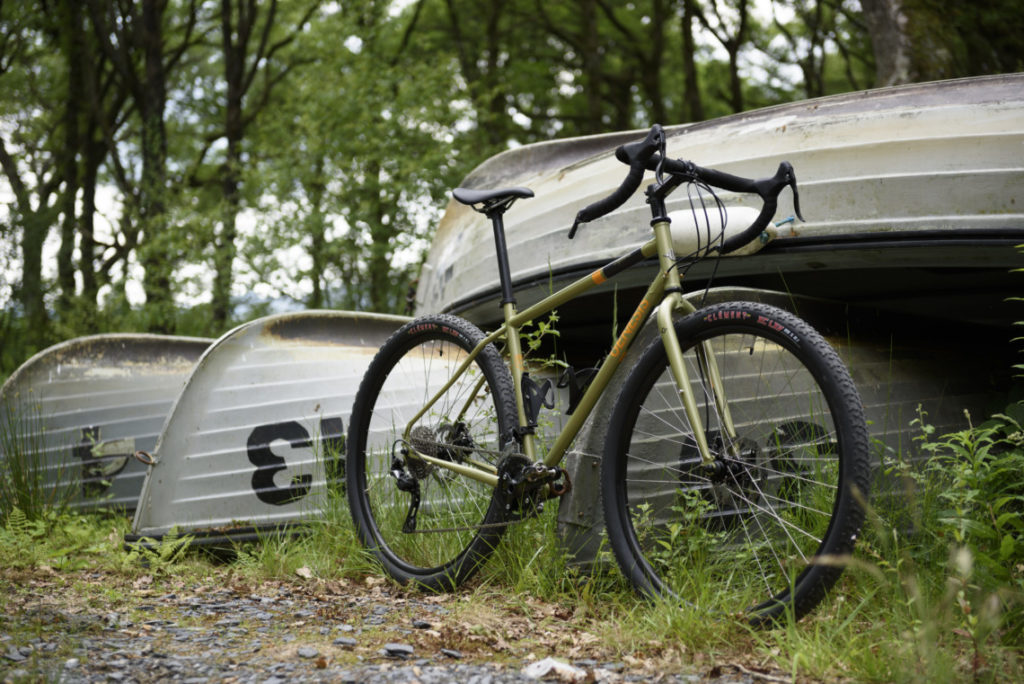 Vélo Genesis Vagabond 2018 devant des bateaux