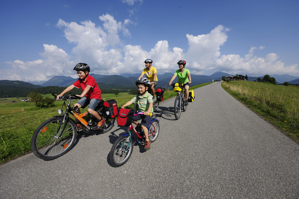 famille de voyageurs à vélo