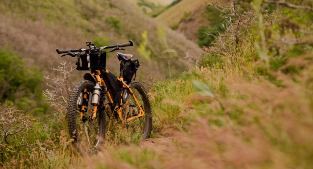 Vélo chargé bikepacking