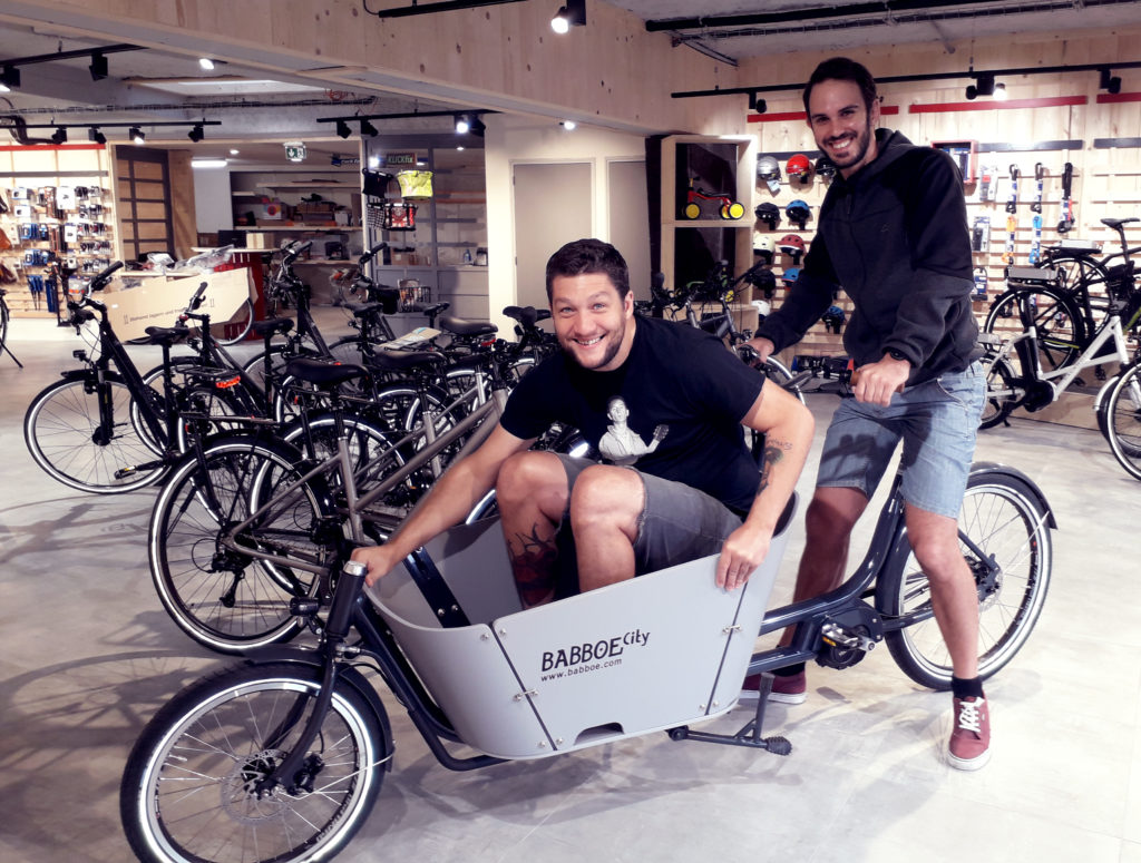 Equipe du magasin Cyclable Nantes sur un vélo cargo