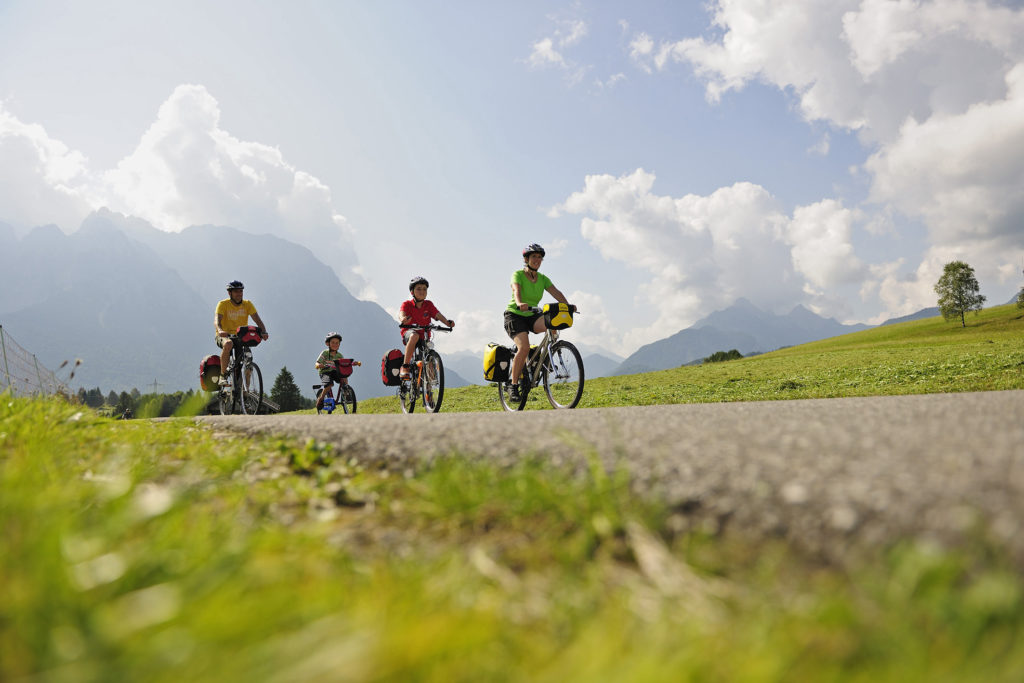 Famille qui voyage à vélo