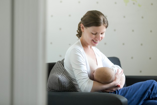 Femme allaitant son bébé