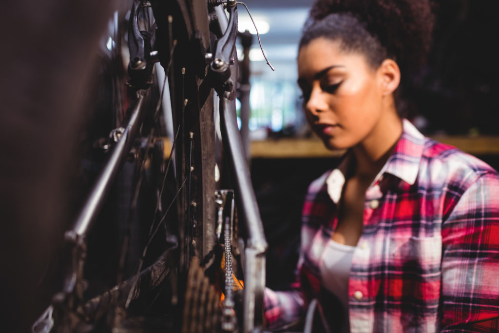 Femme qui répare son vélo