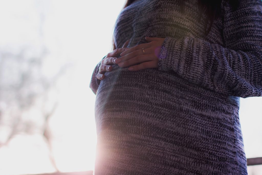 Femme enceinte les mains sur son ventre