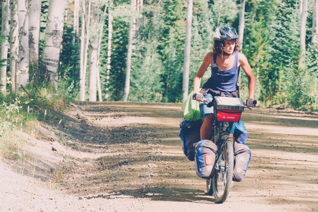 Femme qui voyage a velo