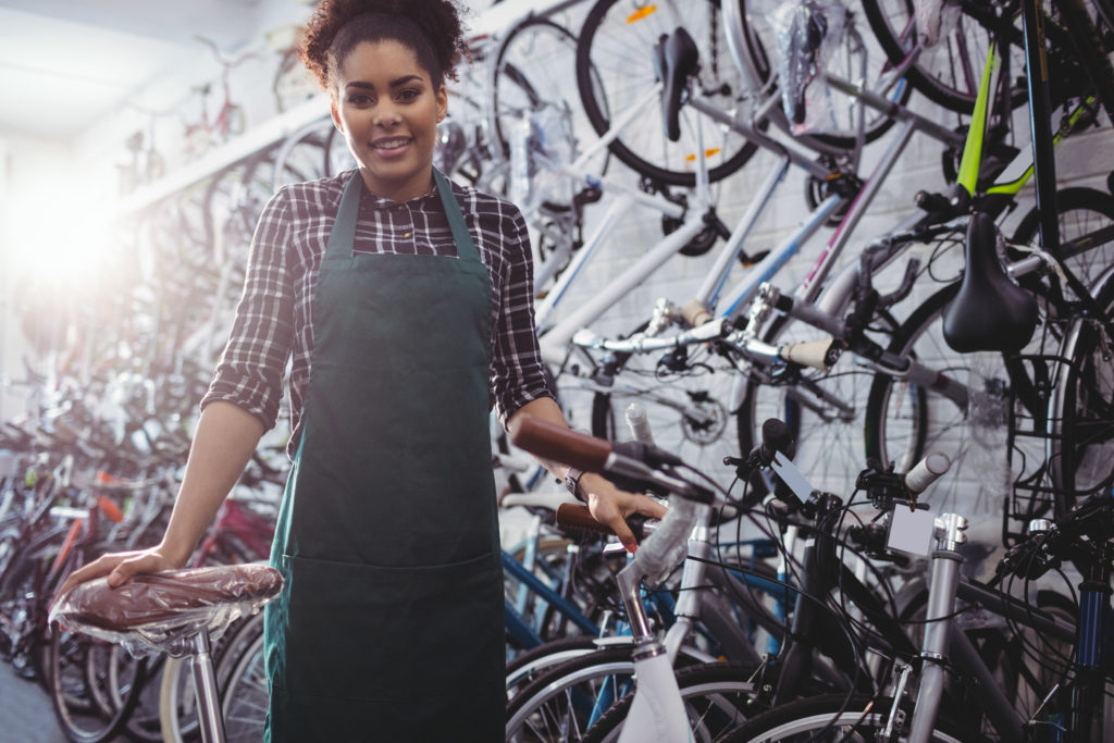 Technicienne cycle dans un atelier vélo