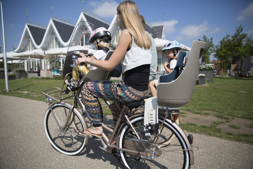 Femme transportant deux enfants à vélo