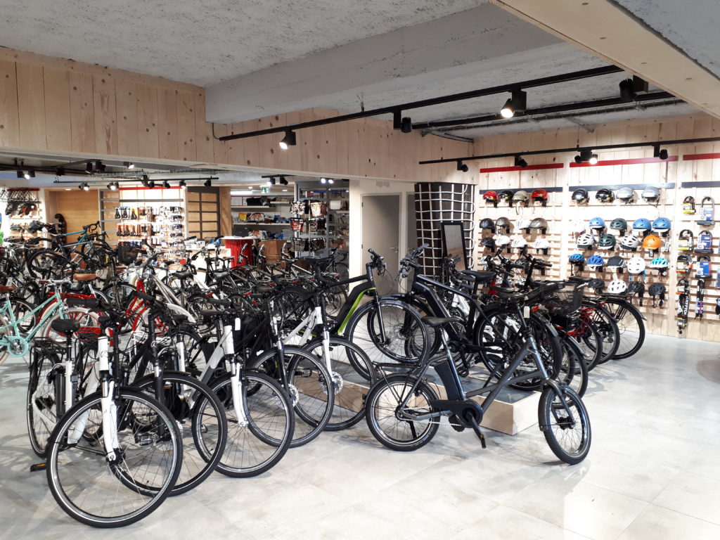 Vélos électriques en présentation magasin de vélos Cyclable Nantes