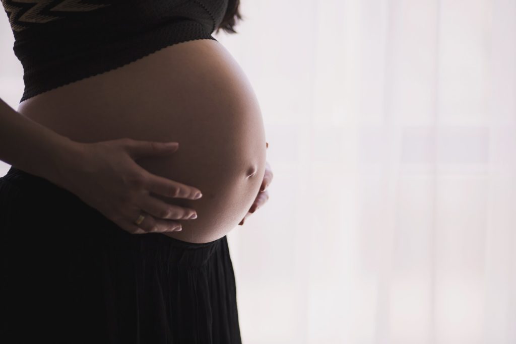 Ventre femme enceinte 9è mois