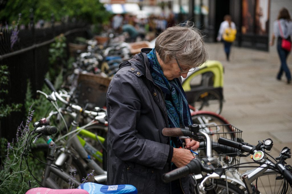 Femme senior près de son vélo en ville