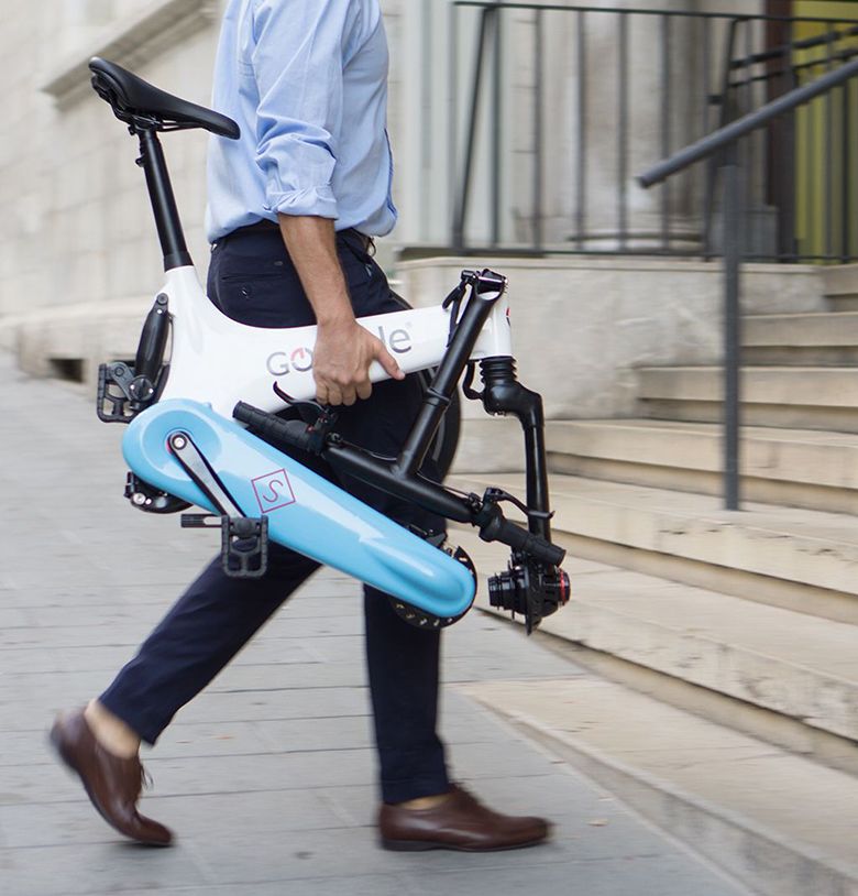 Vélo pliant électrique GoCycle transporté à la main