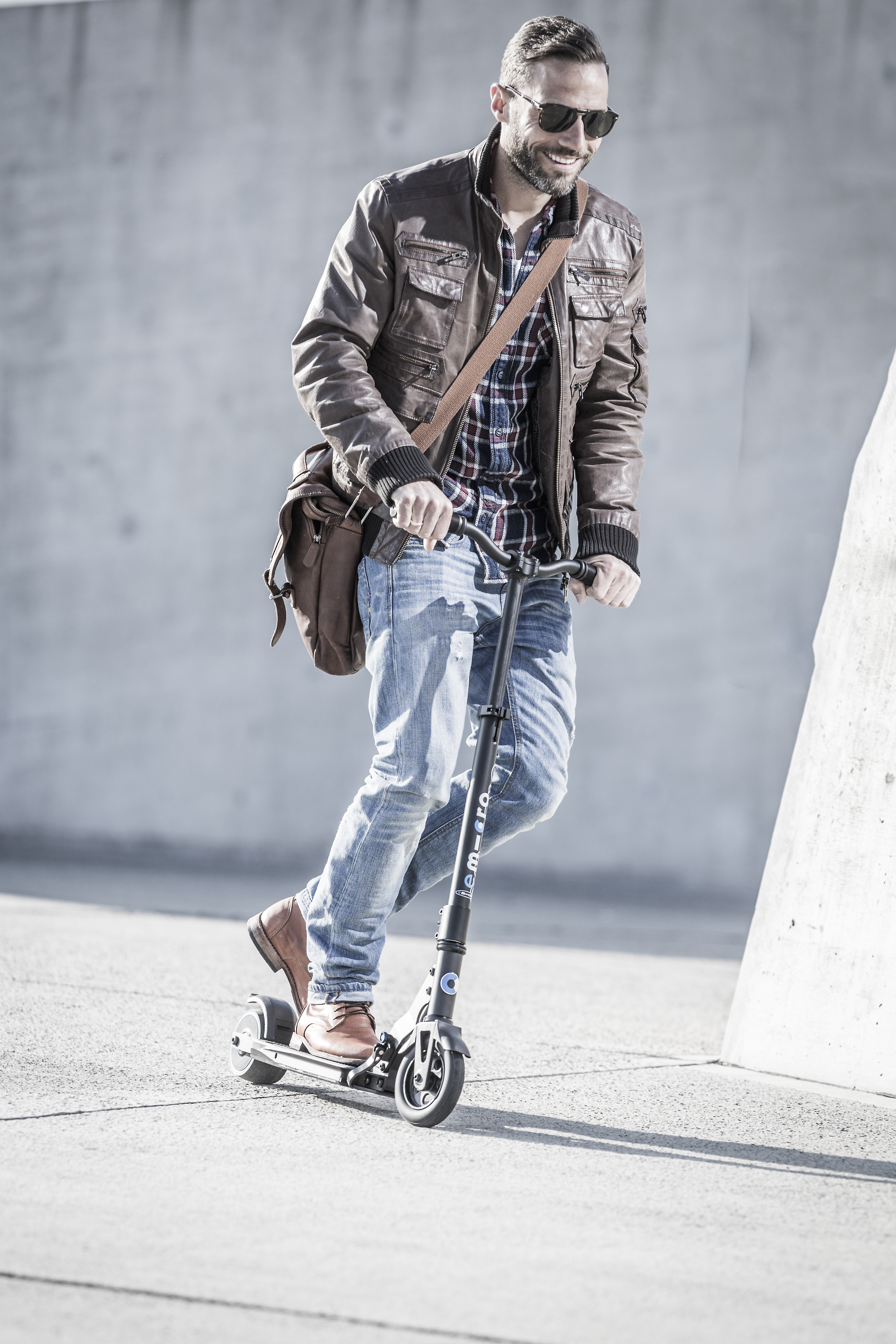 Homme noir écoutant de la musique sur une trottinette électrique