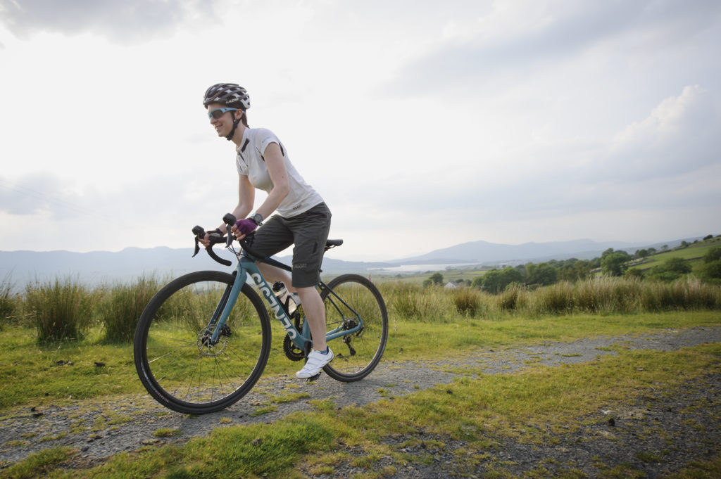 Femme roulant sur un gravel bike sur un chemin