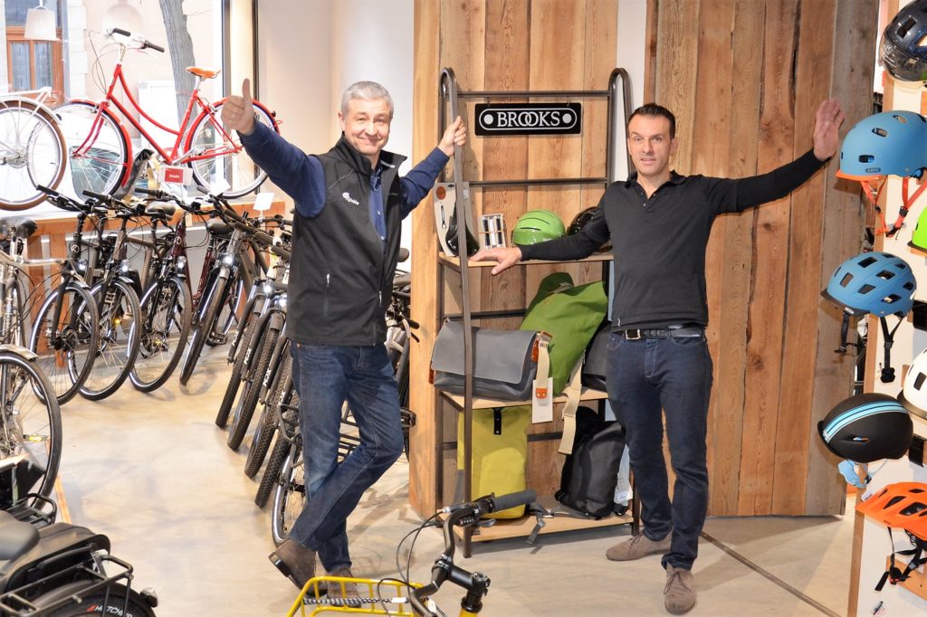 Equipe du magasin Cyclable la Garenne à l'intérieur du magasin