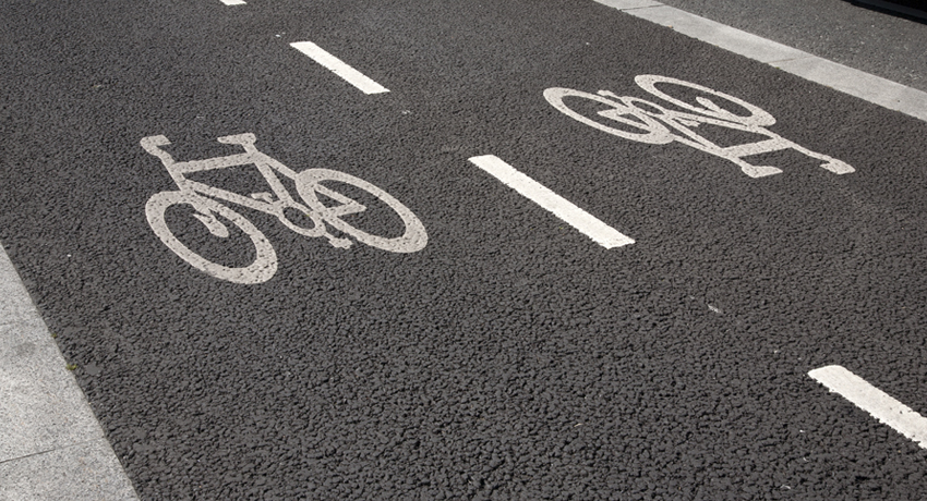 Piste cyclable avec logo vélo au sol