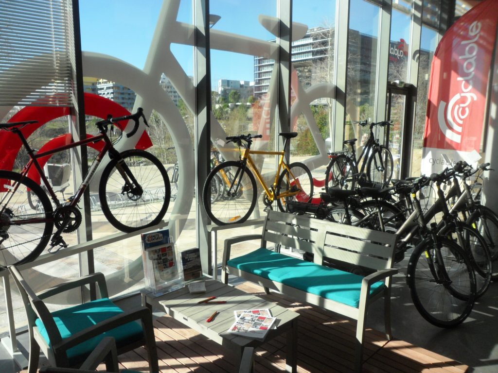 Zone de détente dans le magasin Cyclable Montpellier Sud