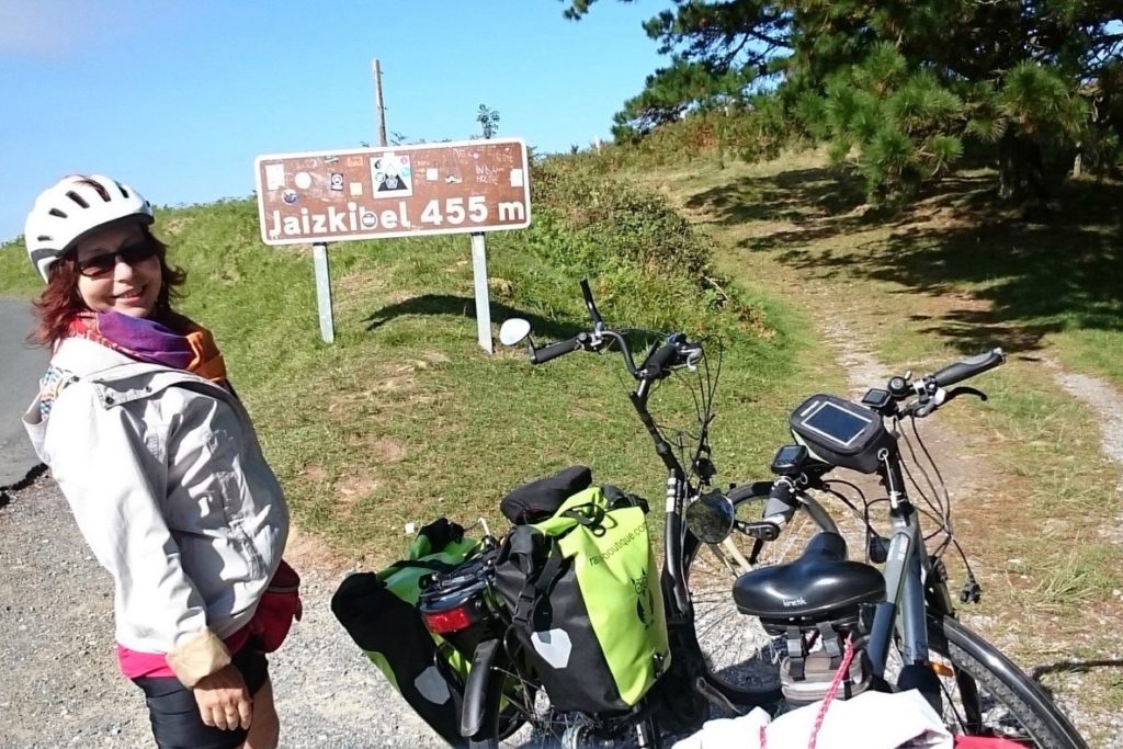 Cycliste à côté de son vélo trekking électrique