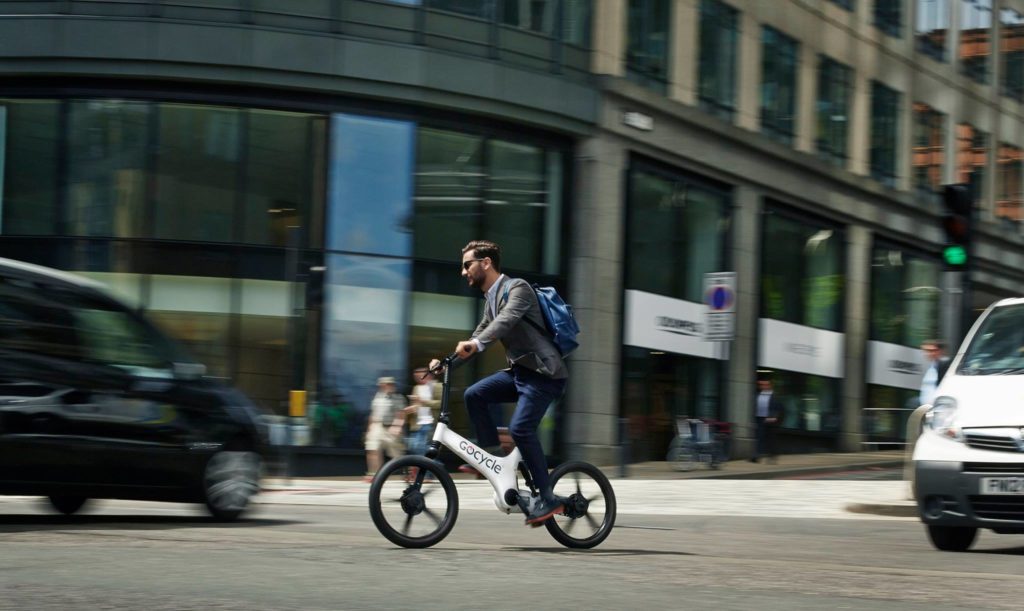 Cycliste sur un vélo pliant électrique Gocycle en ville