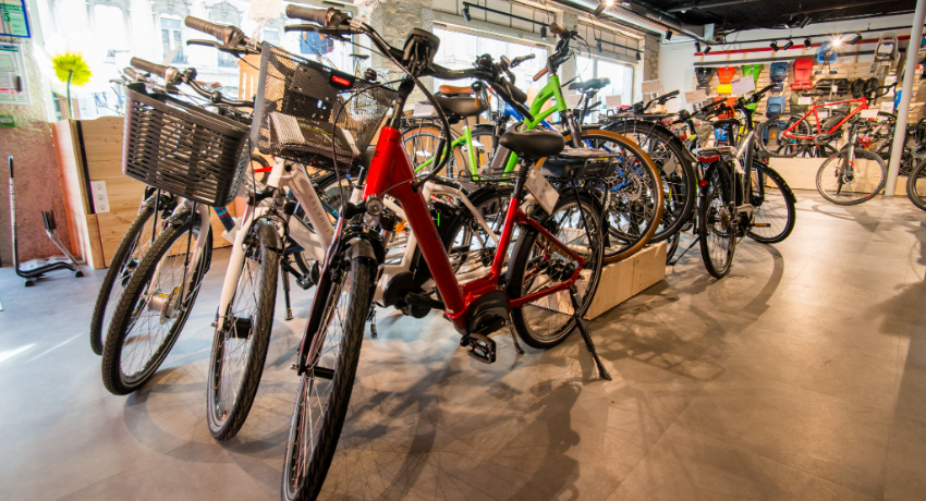 Vélos de villes présentés dans le magasin Cyclable à Vienne
