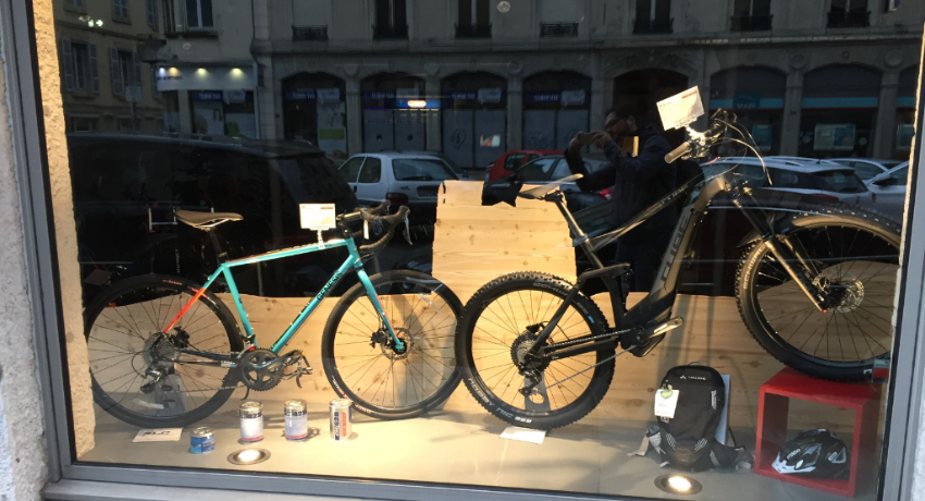 Vitrine de Cyclable Vienne avec deux vélos sportifs : gravel et VTTAE