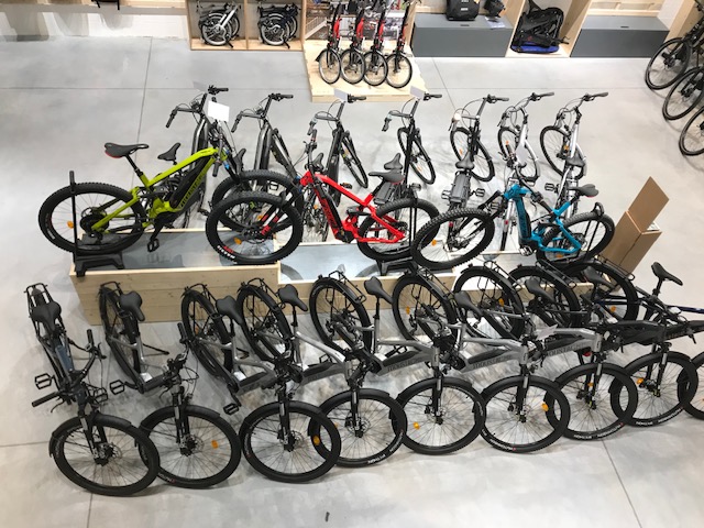 Présentation des vélos électriques dans le magasin Cyclable Lille Nord