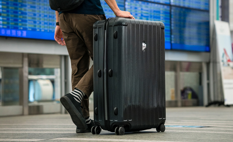 Vélo pliant Tern transporté dans une valise pour prendre l'avion