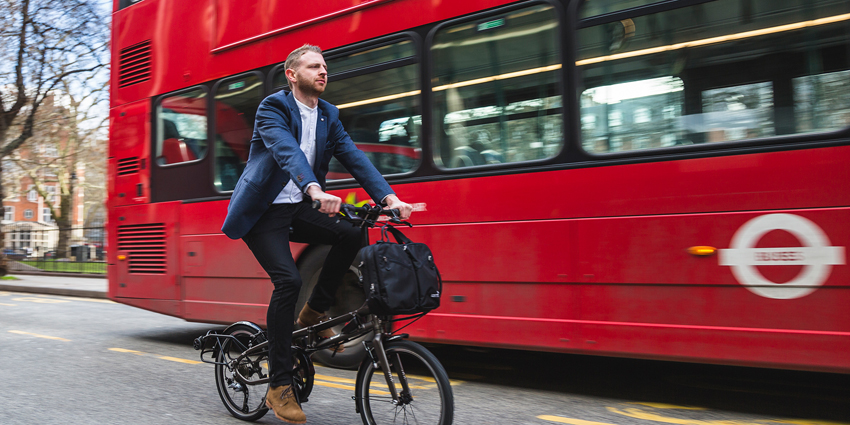 Cycliste roulant sur un vélo pliant Tern BYB