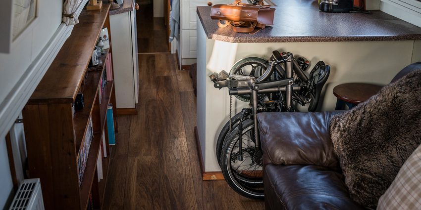 Vélo pliable ultra compact plié dans une maison