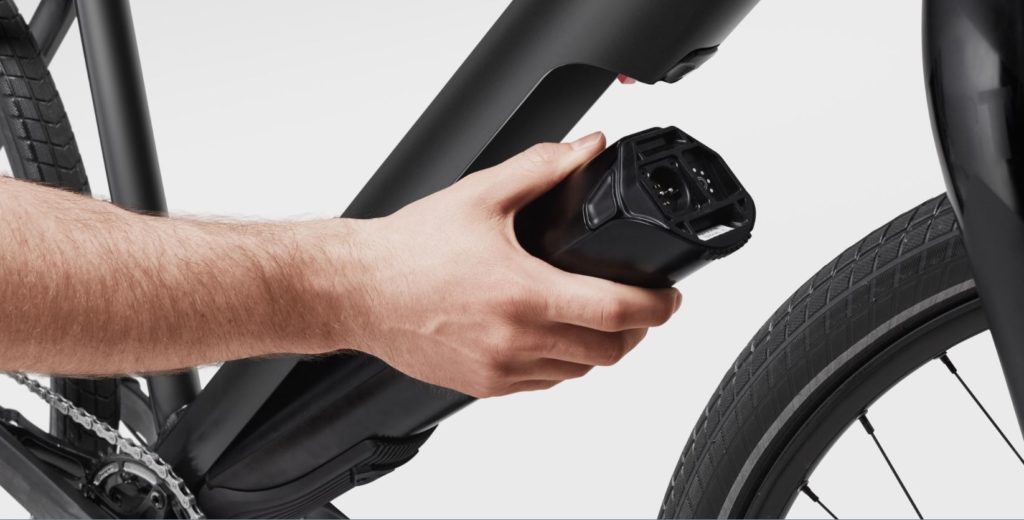 Cycliste remettant la batterie d'un vélo électrique moteur Fazua