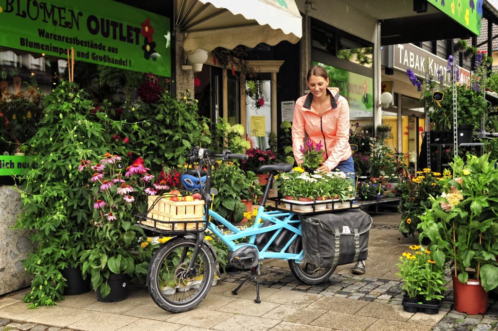 Fleuriste livrant ses fleurs à vélo cargo