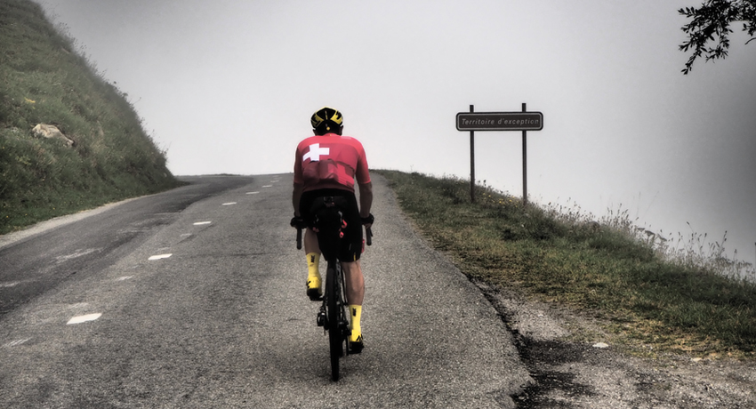 Luc Royer à vélo gravel ultra léger