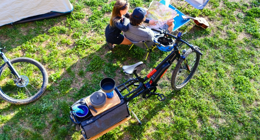 Couple en camping avec un vélo cargo
