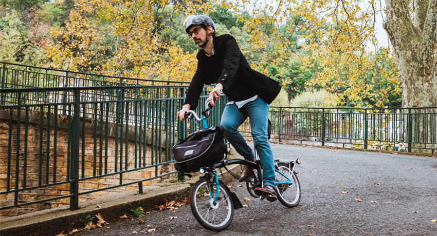 François et son inséparable vélo pliant Brompton