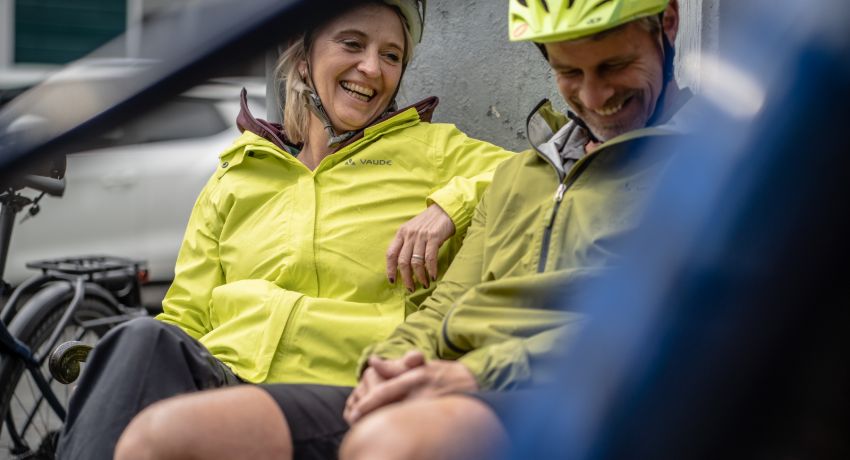 Couple senior riant pendant une pause durant voyage à vélo