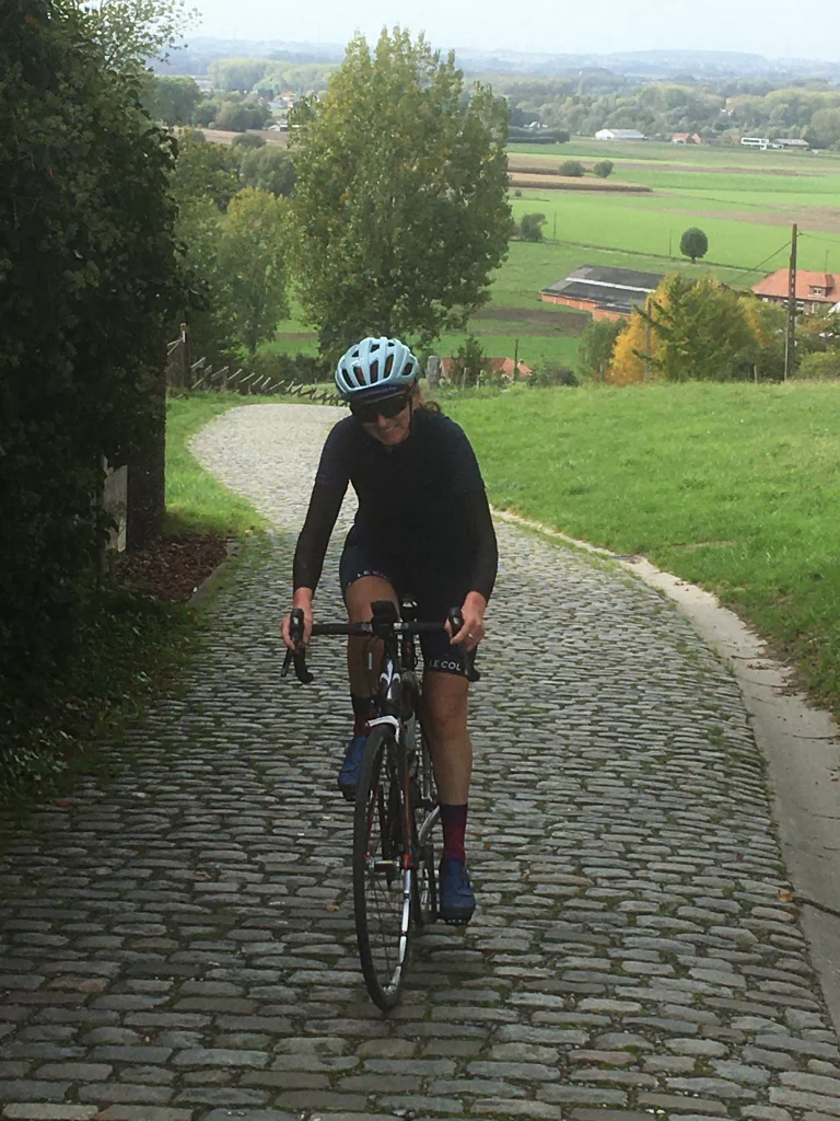Agnès Raymond-Bertrand à vélo sur une montée pavées 