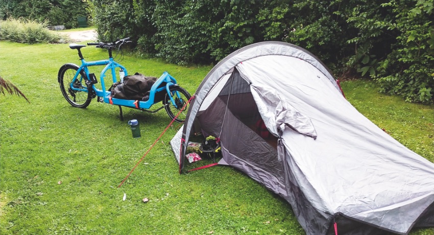Biporteur Bullit devant une tente de camping. 