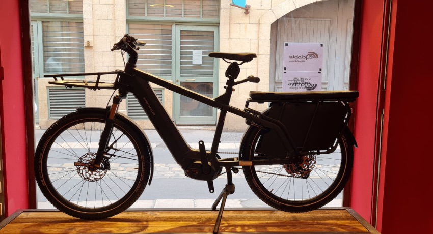 Un vélo rallongé Riese&Müller en vitrine du nouveau magasin Cyclable Aix-en-Provence