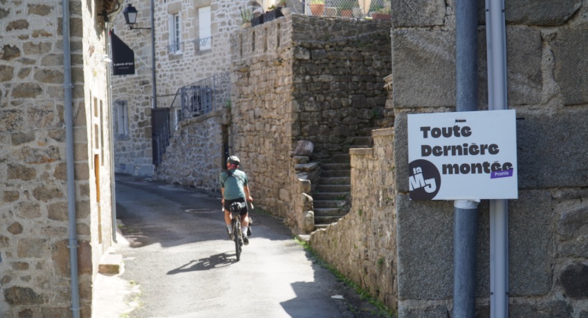 Un cycliste entame l'ultime ascension de la Mad Jacques Millevaches dans le bourg de Treignac, en Corrèze