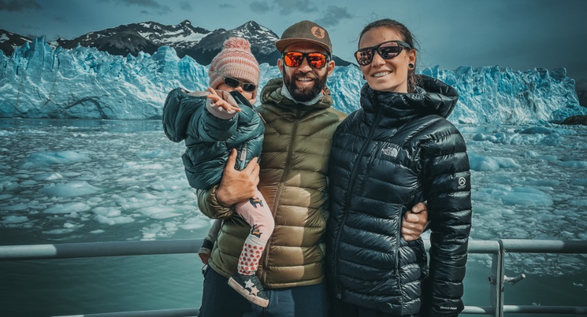 Clémence, Thomas et Zoé devant les glaciers géants du sud-ouest de la Patagonie argentine.