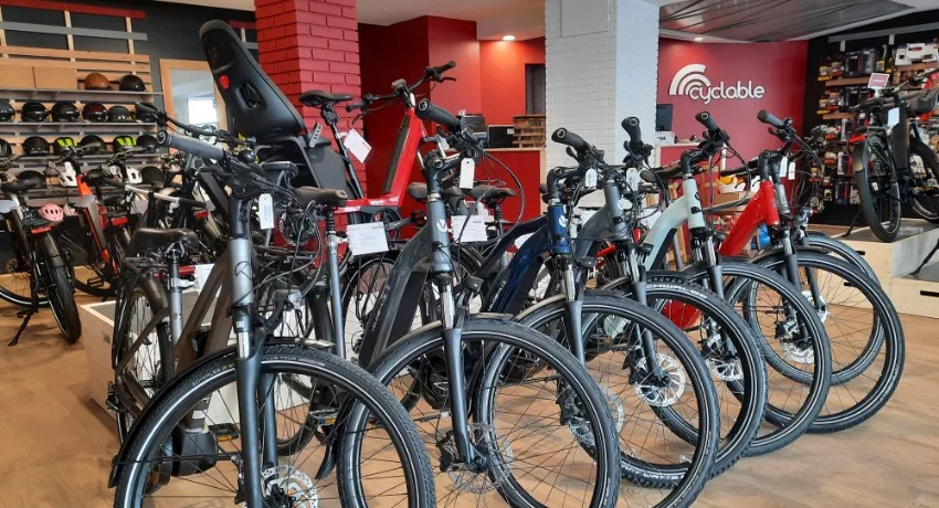 De nombreux vélos à assistance électrique en stock dans le nouveau magasin Cyclable Le Havre.