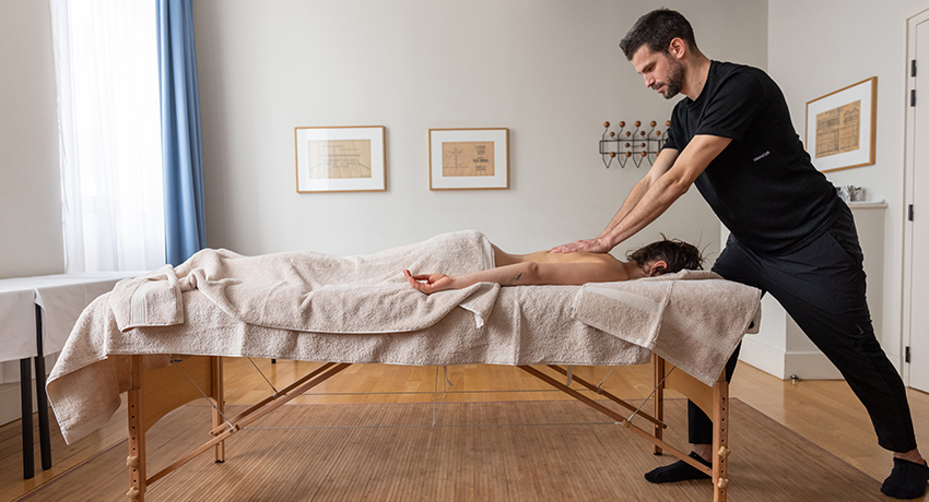 Nicolas Lévrier en train d'effectuer un massage bien-être à domicile.