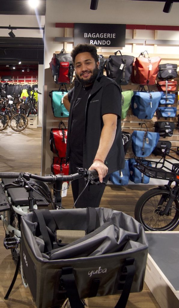 Alexandre chef d'équipe du magasin Cyclable Champagne sur un vélo longtail.
