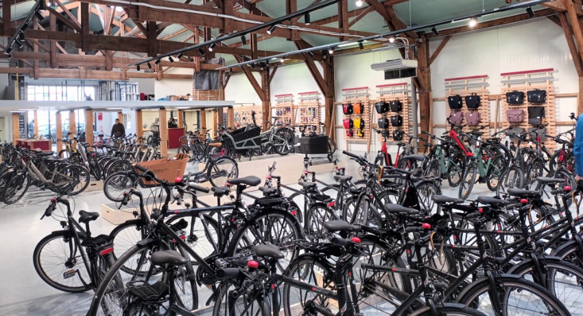 L'intérieur du magasin Cyclable Champigny qui expose une centaine de vélos sur 500 m2.